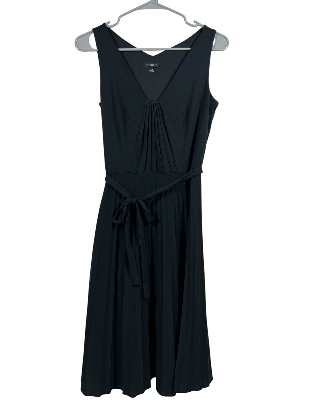 Ann Taylor Sunburst Pleated V-Neck
Midi Dress - Black size. 0